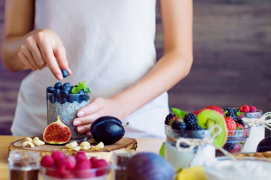 woman making chia and blueberry smoothies